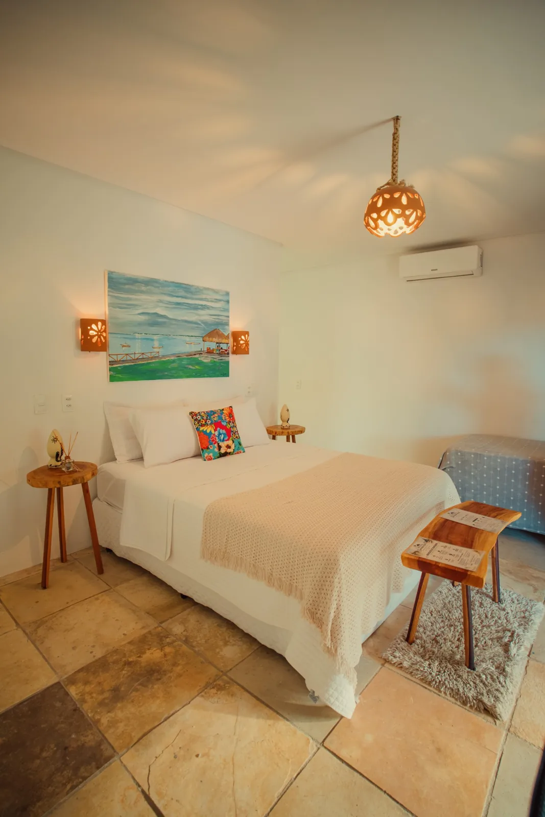 Interior do Gaivota com cama e decoração clara