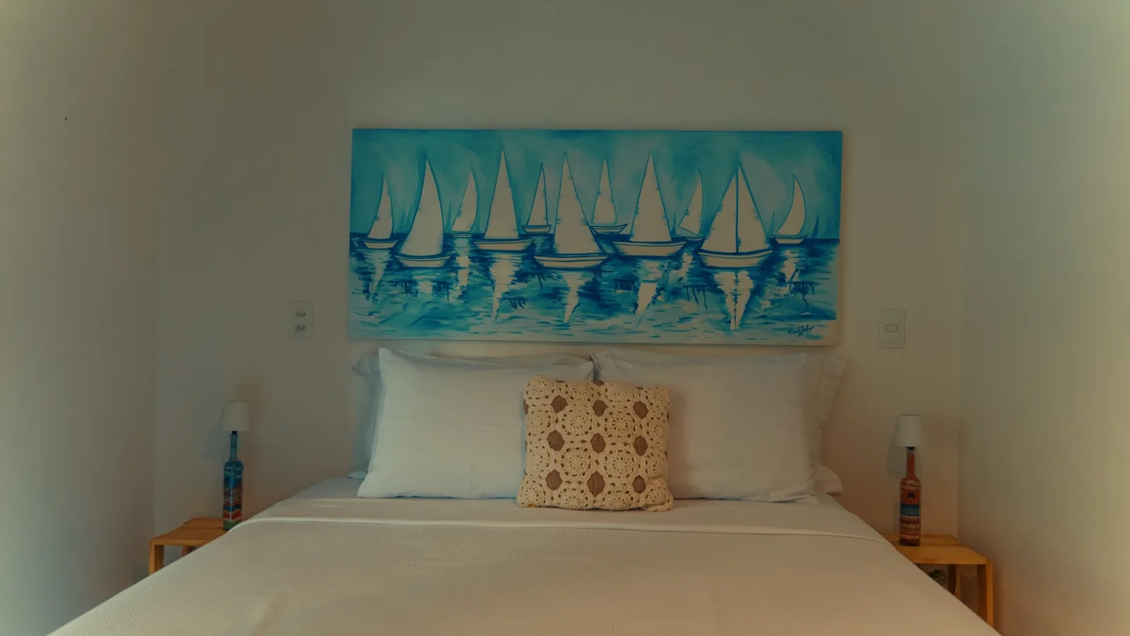 Quarto Caravela com cama e decoração em tons claros