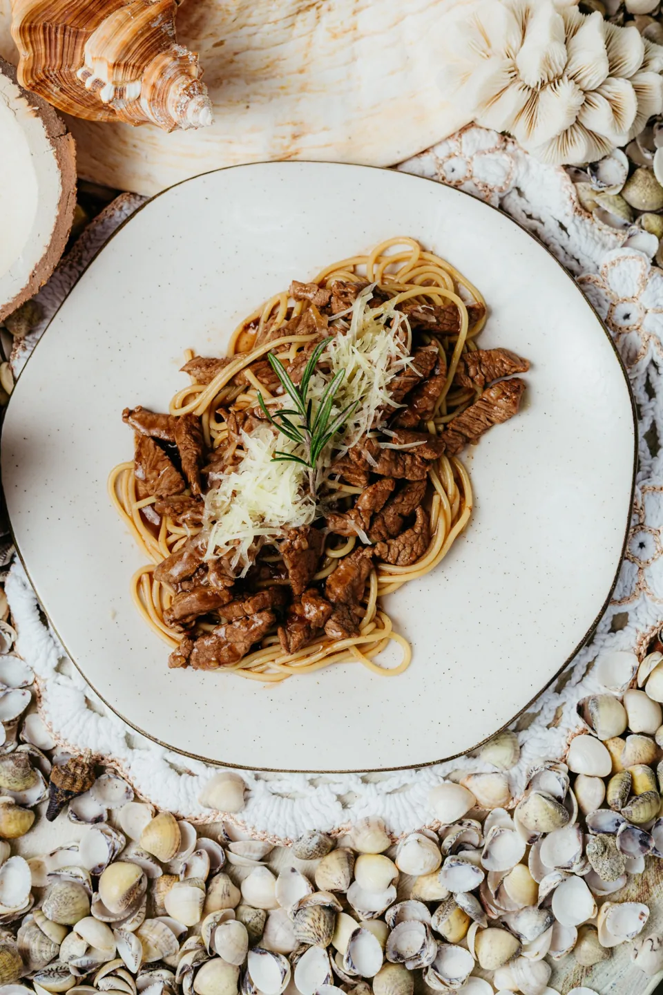 Spaghetti de filé com queijo e ervas