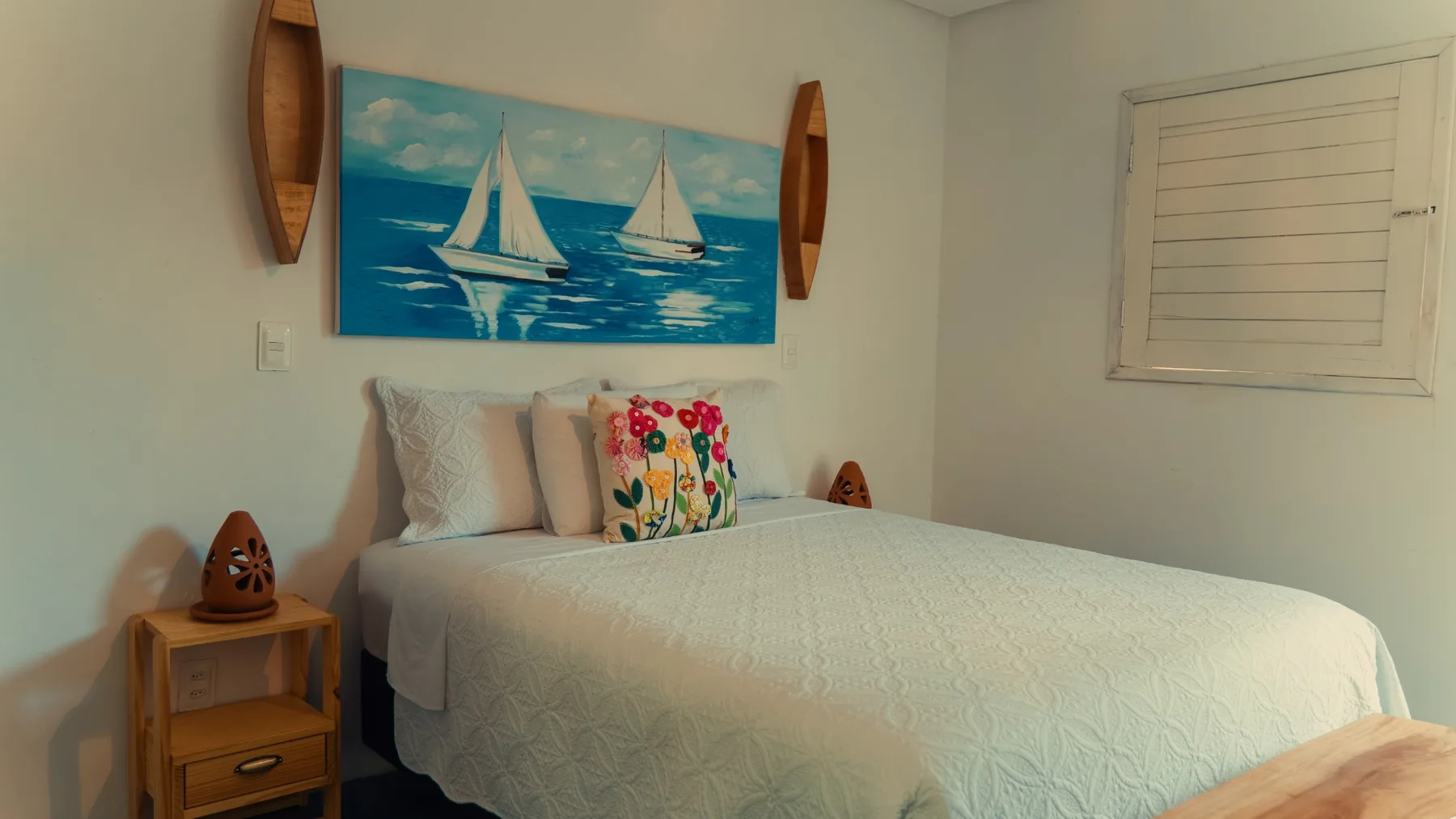 Quarto Veleiro com cama e decoração náutica